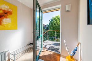 Ostorfer HalsSonnenhaus am See的一间设有玻璃门的客房,可通往阳台