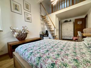Un dormitorio con una cama con una colcha floral. en TANG Home-Bordeaux Hyper Centre, en Burdeos