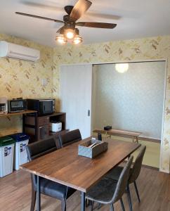 jadalnia z drewnianym stołem i krzesłami w obiekcie HOKOHOUSE - Vacation STAY 26880v w mieście Yaka
