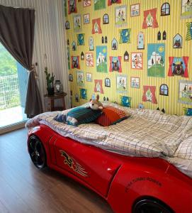 łóżko z samochodzikiem na nim w sypialni w obiekcie HOKOHOUSE - Vacation STAY 26880v w mieście Yaka +24 zdjęcia
