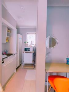 さいたま市にあるMeMe Inn - Vacation STAY 10900のテーブルとダイニングルームのあるキッチン