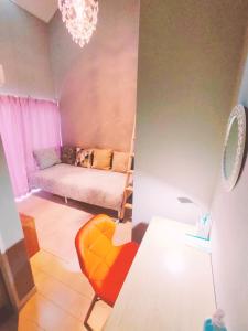 さいたま市にあるMeMe Inn - Vacation STAY 10900のソファと椅子のあるリビングルーム