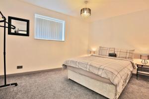 Postel nebo postele na pokoji v ubytování Freckleton House in Town Centre, near Blackpool, Sleeps 6, Free Parking - By NMB Property