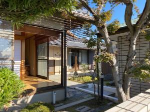 久留米市にあるNohara Tei - Vacation STAY 24199vの前に木がある家