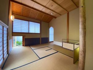 久留米市にあるNohara Tei - Vacation STAY 24199vの窓のある部屋のベッド1台が備わる空の部屋 +29枚の写真