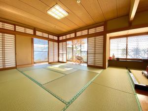 久留米市にあるNohara Tei - Vacation STAY 24199vのテーブルと窓のある広い部屋
