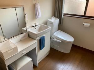 ein Badezimmer mit Waschbecken, Toilette und Spiegel in der Unterkunft wonderful stay TOKYO Daitabashi - Vacation STAY 31675v in Tokio + 49 Fotos
