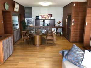 une cuisine et un salon avec une table et des chaises dans l'établissement Trust Maison Hokkawa - Vacation STAY 24200v, à Okawa
