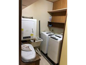 une petite cuisine avec lave-linge et sèche-linge dans l'établissement Trust Maison Hokkawa - Vacation STAY 24200v, à Okawa 44 autres photos