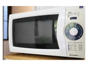 un four micro-ondes blanc assis au-dessus d'une table dans l'établissement Trust Maison Atagawa 1 - Vacation STAY 24216v, à Okawa