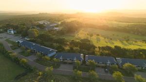 een uitzicht over een dorp met huizen en een weg bij Hotel Olivewood in East London