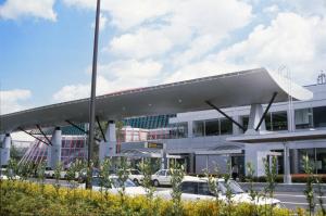 ein großes weißes Gebäude mit einem geschwungenen Dach in der Unterkunft Maison Ota Building A Building B - Vacation STAY 11098 in Takamatsu