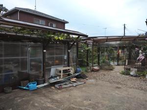 un cortile con una serra e una casa di Kōnotori no sato no yado - Vacation STAY 11112 a Kōnosu