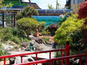 un giardino con una statua al centro di Kōnotori no sato no yado - Vacation STAY 11112 a Kōnosu