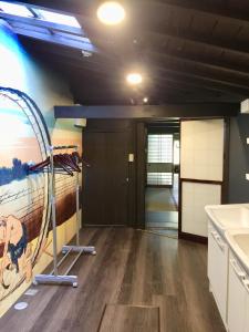 una camera con una palestra con un dipinto sul muro di Fuzinrazin - Vacation STAY 30831v a Takayama