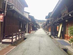una strada vuota in un villaggio asiatico con edifici di Fuzinrazin - Vacation STAY 30831v a Takayama