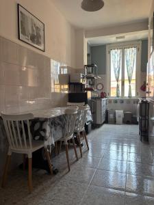 eine Küche mit Tisch und Stühlen in einem Zimmer in der Unterkunft Milano da Me - Ampio appartamento con 2 camere da letto in Mailand