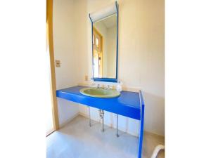 a bathroom with a blue sink and a mirror at Trust Maison Ito Hagi - Vacation STAY 32263v in Ito +13 photos