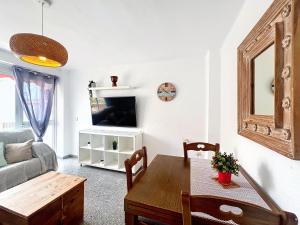 ネルハにあるApartamento Sol en el centro de Nerjaのテーブルとソファのあるリビングルーム