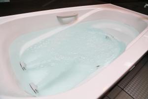 a bath tub filled with lots of water at Fuji Time Traveler Tamatebako - Vacation STAY 33050v in Azagawa
