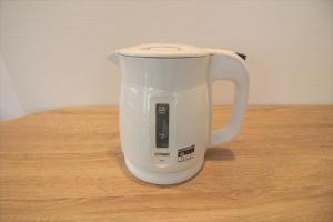 a white electric blender sitting on a wooden table at Nicki Onna-son NC1's house - Vacation STAY 33036v in Meta