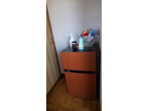 a wooden cabinet with a black counter top in a room at Guest House Fukuchan - Vacation STAY 34483v in Kaiyo +8 photos