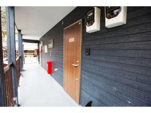 einen Flur mit Holztür und Flur sidx sidx sidx sidx in der Unterkunft Hill Top Hakone Iryuda 202 - Vacation STAY 11214 in Odawara