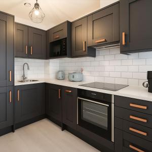 ダブリンにあるCity Apartment Prime Dublin City Centre Dominic Street, LUAS, OConnell Streetのキッチン(黒いキャビネット、白い電化製品付) +7枚の写真