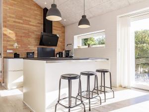 Η κουζίνα ή μικρή κουζίνα στο 6 person holiday home in Otterup-By Traum