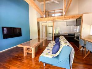 桴海にあるYonehara Beach Stay LUANA - Vacation STAY 39096vのソファとテーブルのあるリビングルーム
