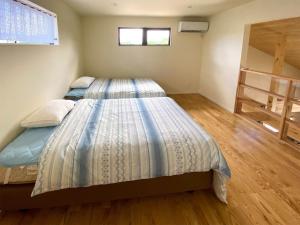 桴海にあるYonehara Beach Stay LUANA - Vacation STAY 39096vのベッド2台と二段ベッドのある寝室 +57枚の写真