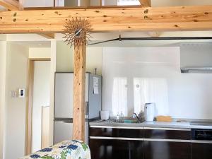 桴海にあるYonehara Beach Stay LUANA - Vacation STAY 39096vの冷蔵庫とカウンターのあるキッチン
