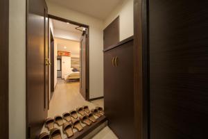 a room with a hallway with a row of wine bottles at Tabi no yado Hanakeshiki Nadeshiko 3rd floor - Vacation STAY 42987v in Yufuin