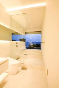 淡路市にあるAwaji Villa Forest - Vacation STAY 44333vのトイレと洗面台付きのバスルーム