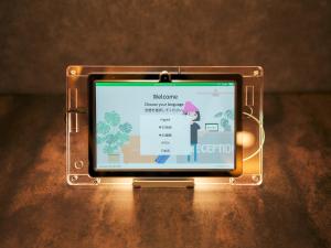 um telemóvel em cima de uma mesa em Rakuten STAY Tokyo Asakusa Twin Room with Unit Bath em Tóquio