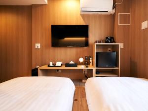 um quarto de hotel com duas camas e uma televisão em Rakuten STAY Tokyo Asakusa Twin Room with Unit Bath em Tóquio mais 24 fotografias