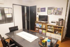 TV a/nebo společenská místnost v ubytování Kamakura International House Double Room w Shower Toilette Min 1 female guest - Vacation STAY 11403