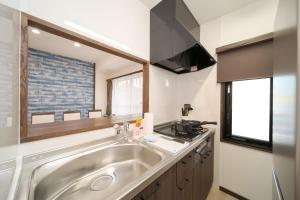 由布市にあるTabi no yado Hanakeshiki Sakura 2nd floor - Vacation STAY 42969vのキッチン(大きなシンク、窓付) +34枚の写真