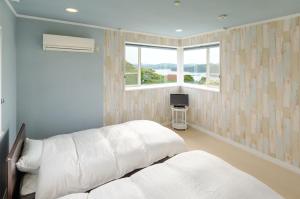 a bedroom with two beds and a window at Bay Coast Villa Susaki - Vacation STAY 45723v in Shimoda