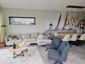 ein Wohnzimmer mit Sofa, Stühlen und einem Tisch in der Unterkunft Luxurious detached water villa with jetty in Balk + 260 Fotos