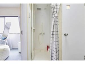 une salle de bain avec une douche avec un rideau de douche dans l'établissement Tora Hotel Kitaueno - Vacation STAY 52747v, à Tokyo 57 autres photos
