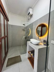 een badkamer met een wastafel en een glazen douche bij Casa Serena Cemagi in Canggu