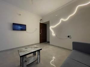 TV a/nebo společenská místnost v ubytování Auroville 2bhk
