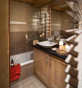 ห้องน้ำของ CGH Résidences & Spas Chalet Les Marmottons