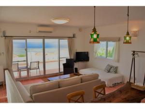ein Wohnzimmer mit Sofa und Bett in der Unterkunft Terrace House yamabare - Vacation STAY 53924v in Fukai + 24 Fotos