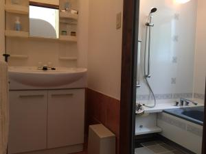 ein Badezimmer mit Waschbecken und Dusche in der Unterkunft Terrace House yamabare - Vacation STAY 53924v in Fukai