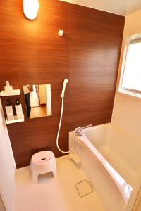 un bagno con wc e vasca da bagno di Guesthouse Bontea - Vacation STAY 54022v a Kamakura Altre 20 foto