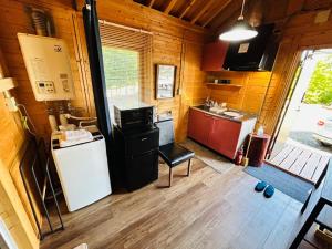- une cuisine équipée d'un réfrigérateur et d'un évier dans une cabine dans l'établissement Shirakaba no mori Cottage - Vacation STAY 09559v, à Abashiri