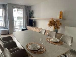 een eetkamer met een tafel en stoelen bij Bayaux centrum Knokke in Knokke-Heist