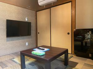 沼津市にあるNumazu - House - Vacation STAY 52029vのテーブルとテレビのあるリビングルーム